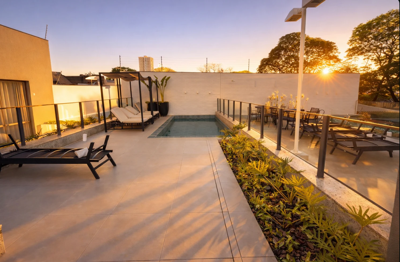 Solarium e piscina do Essence Residence