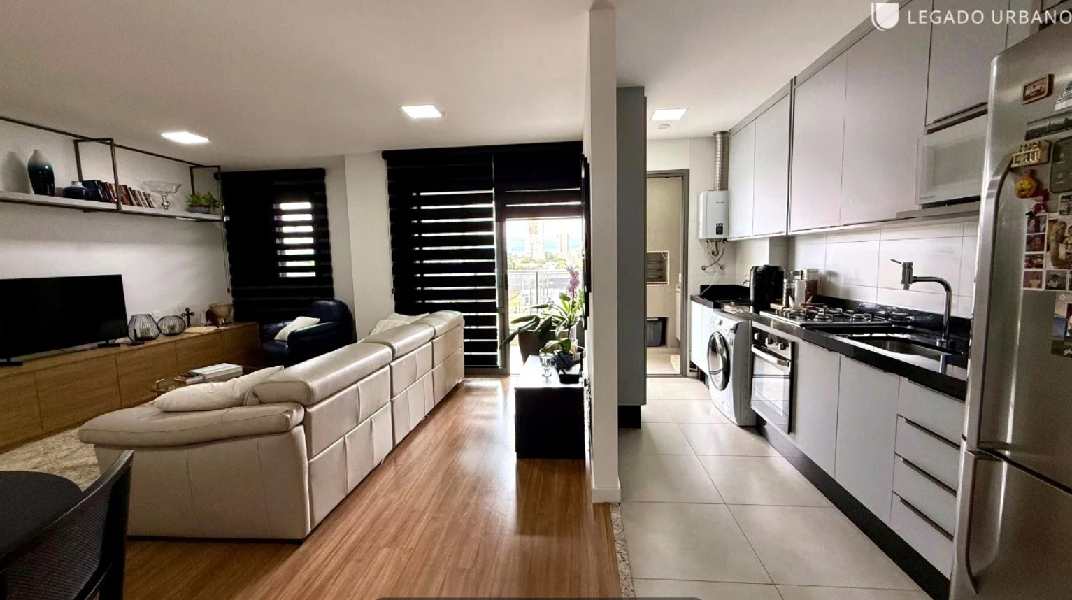Living integrado com cozinha no Misano Residenza