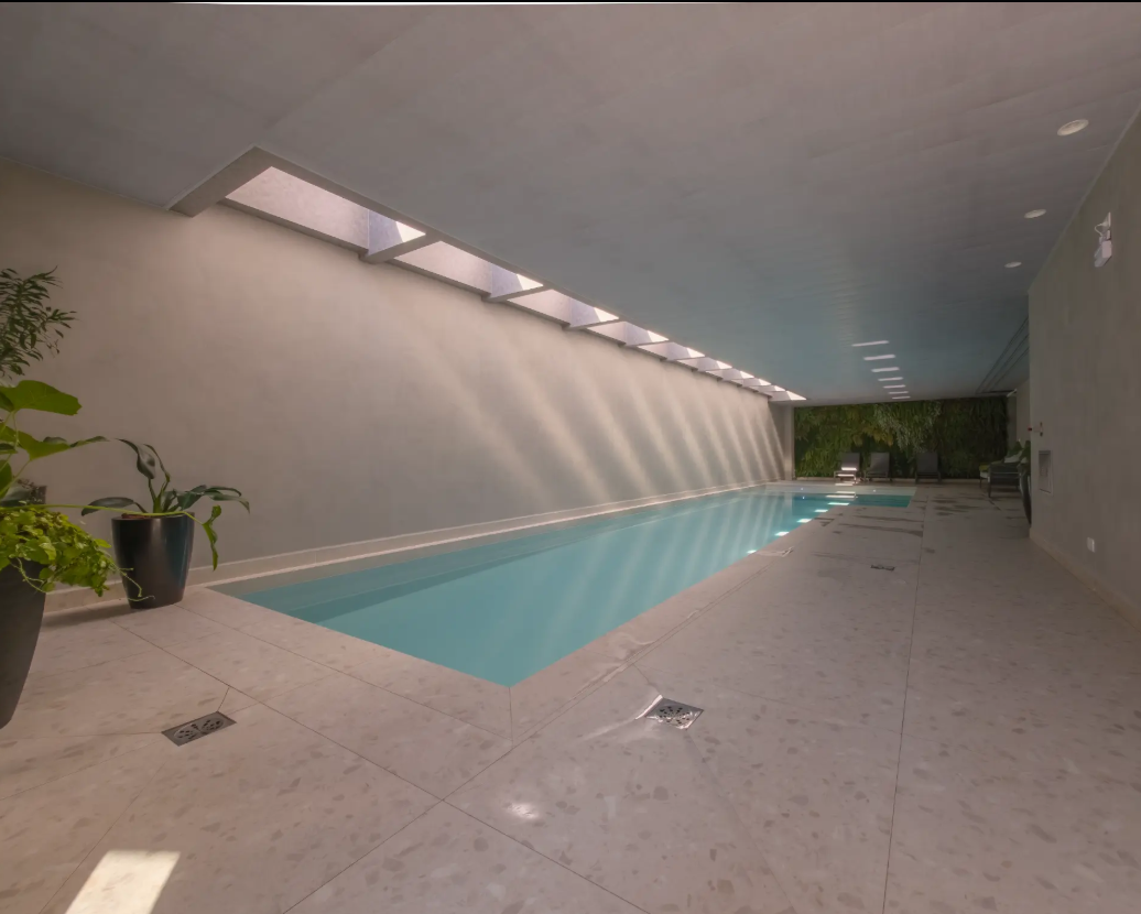 Piscina interna do Neo House