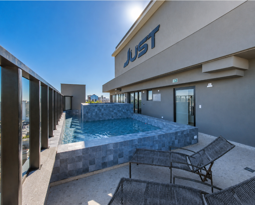 Rooftop com piscina do Neo House