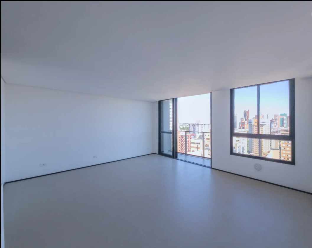 Studio Neo House com janelas amplas e vista urbana