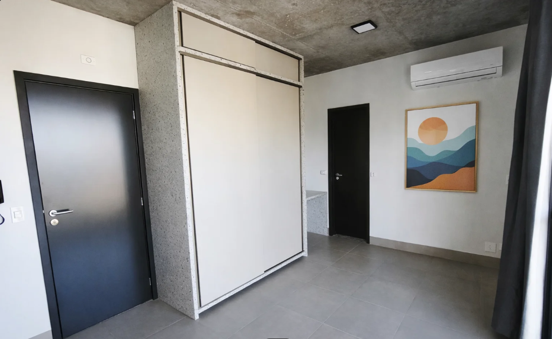 Studio Unique Capilano com painel, entrada e layout interno