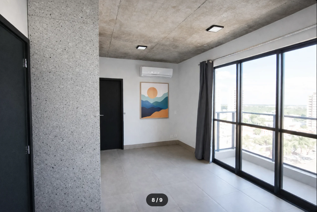 Studio Unique Capilano com janela ampla e vista da cidade