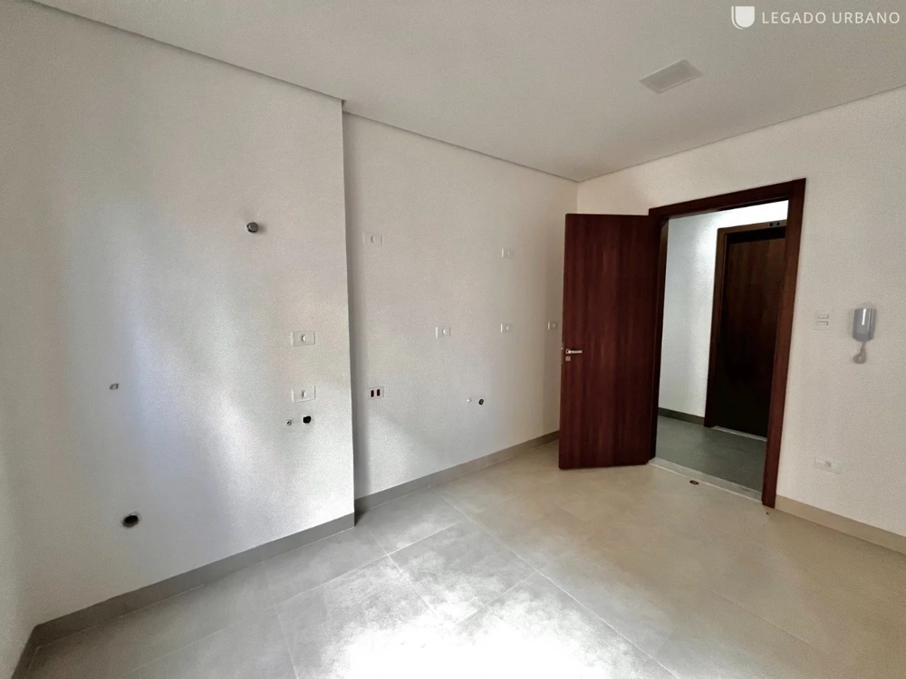 Foto real da cozinha e entrada do studio Green Seven