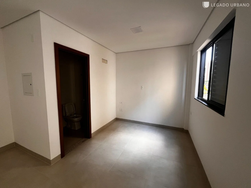 Foto real do layout e acesso ao banheiro no studio Green Seven