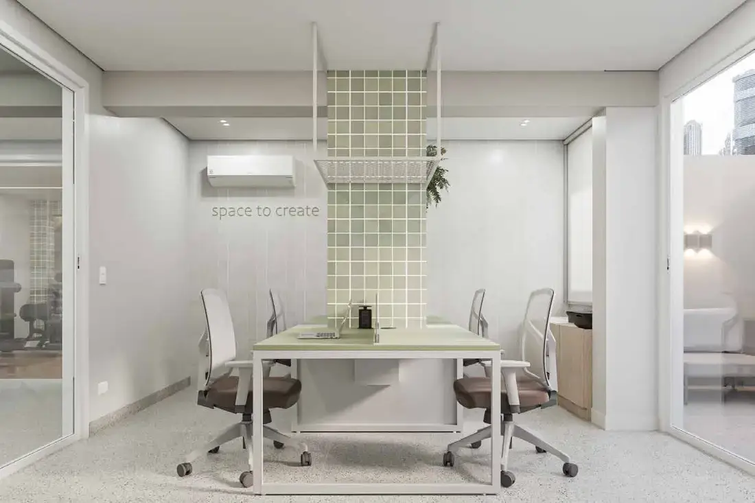 Coworking do Melbourne Smart Home com mesas compartilhadas