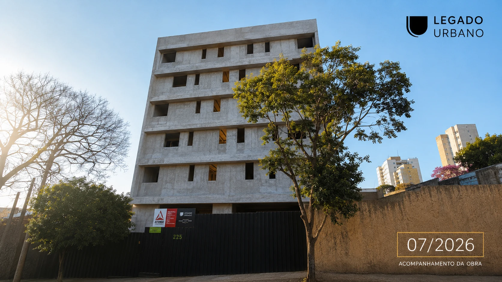 Vista frontal da obra do Olympo Studio Residence em julho de 2026